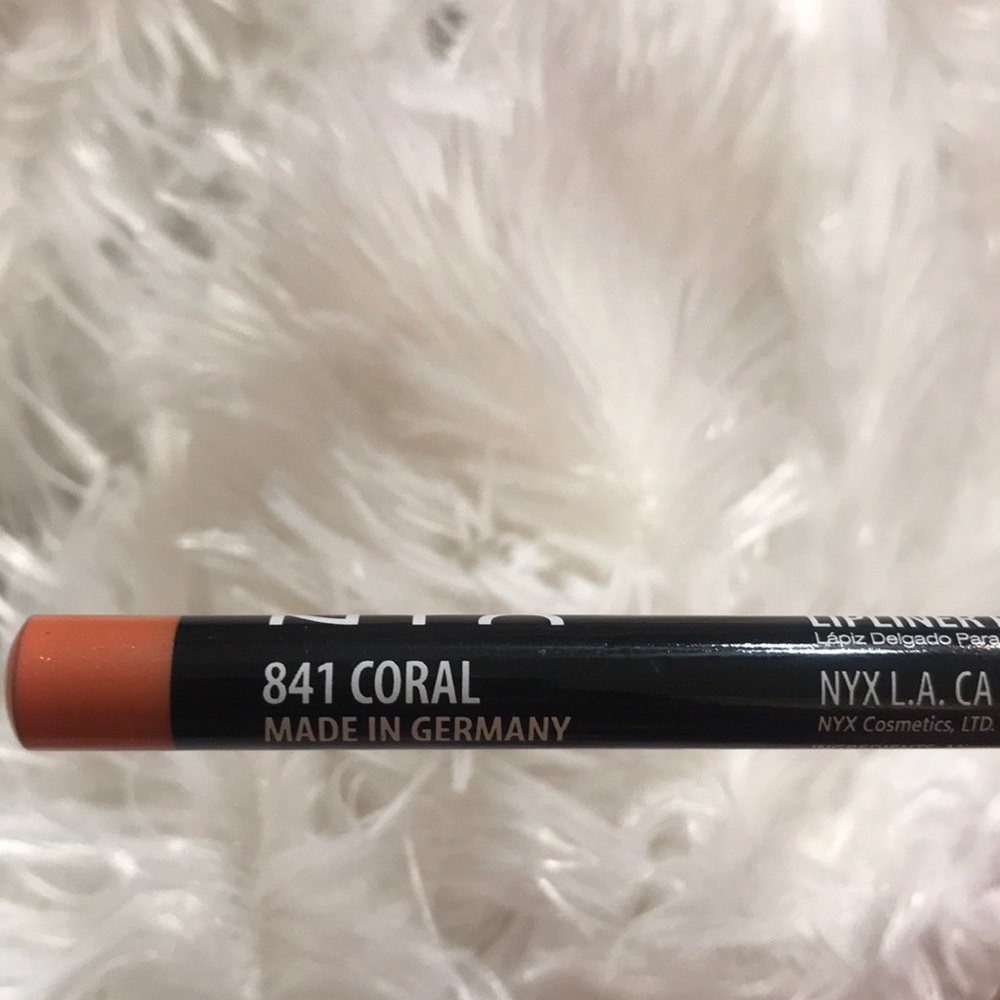 NYX lip liner in coral